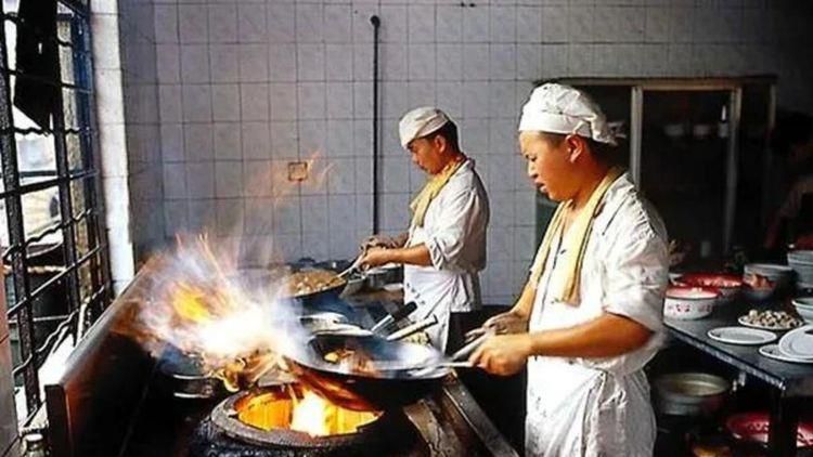 不过现在天冷，锦鲤都转到旁边的厢房里养着了，等开了春再把它们放出来，你要不要去看看？叶辰惊讶的说：锦鲤的寿命有这么久？顾秋怡笑道：锦鲤的寿命在六七十年上下，要是养得好、照顾得好的话，还能多活些年。